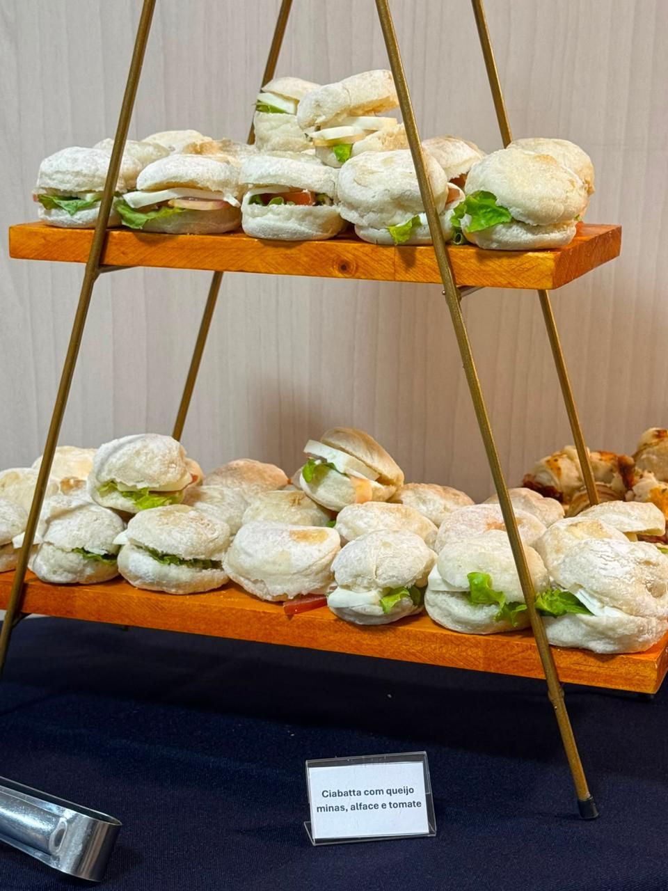 Suporte com ciabattas de queijo minas, alface e tomate