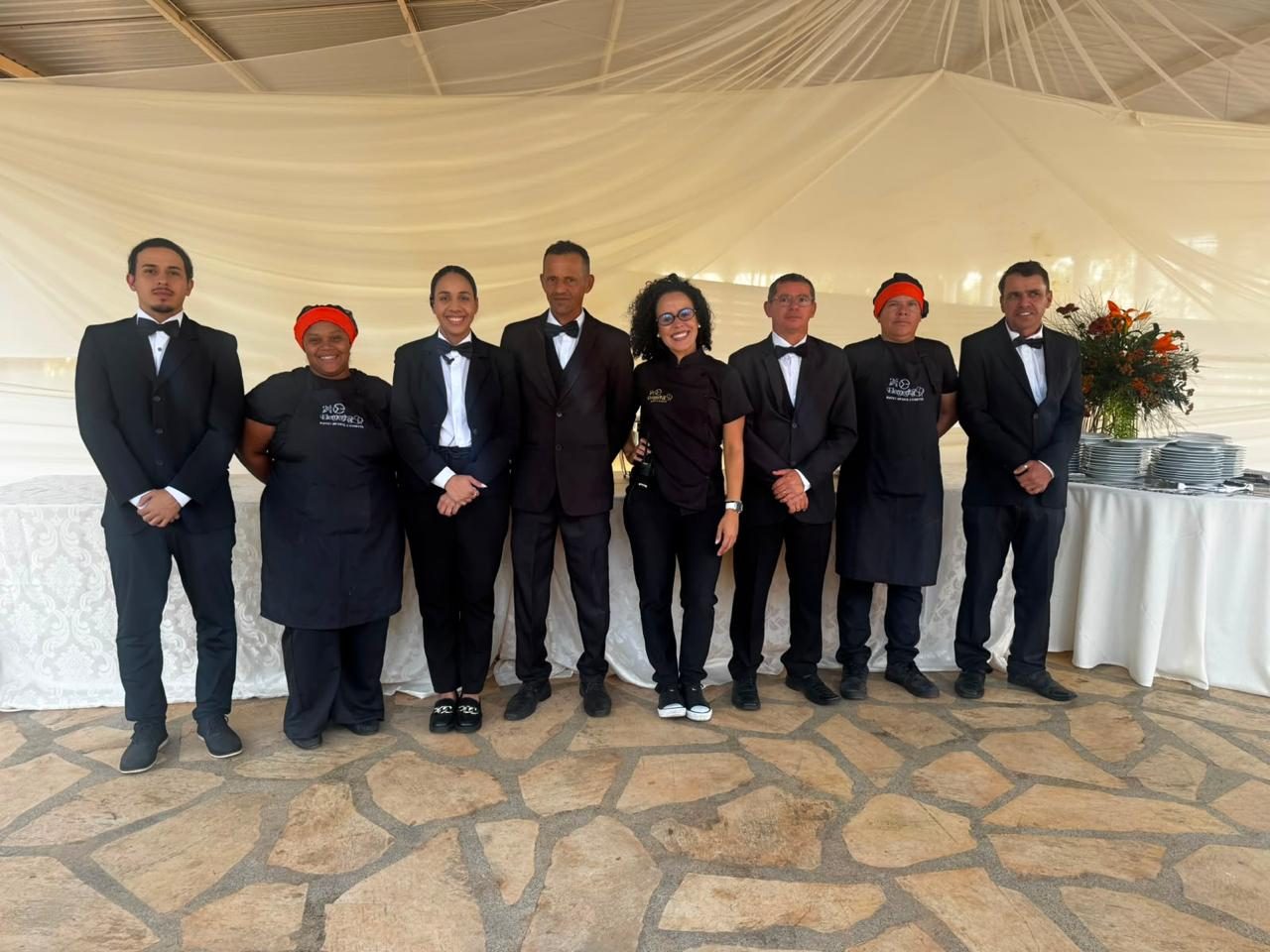 Equipe da Elementar preparada para servir em evento sob tenda