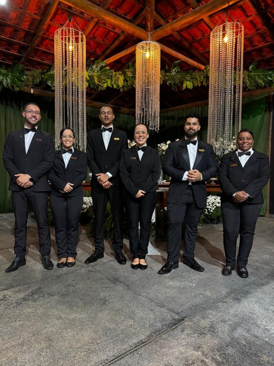 Equipe da Elementar uniformizada em um casamento decorado