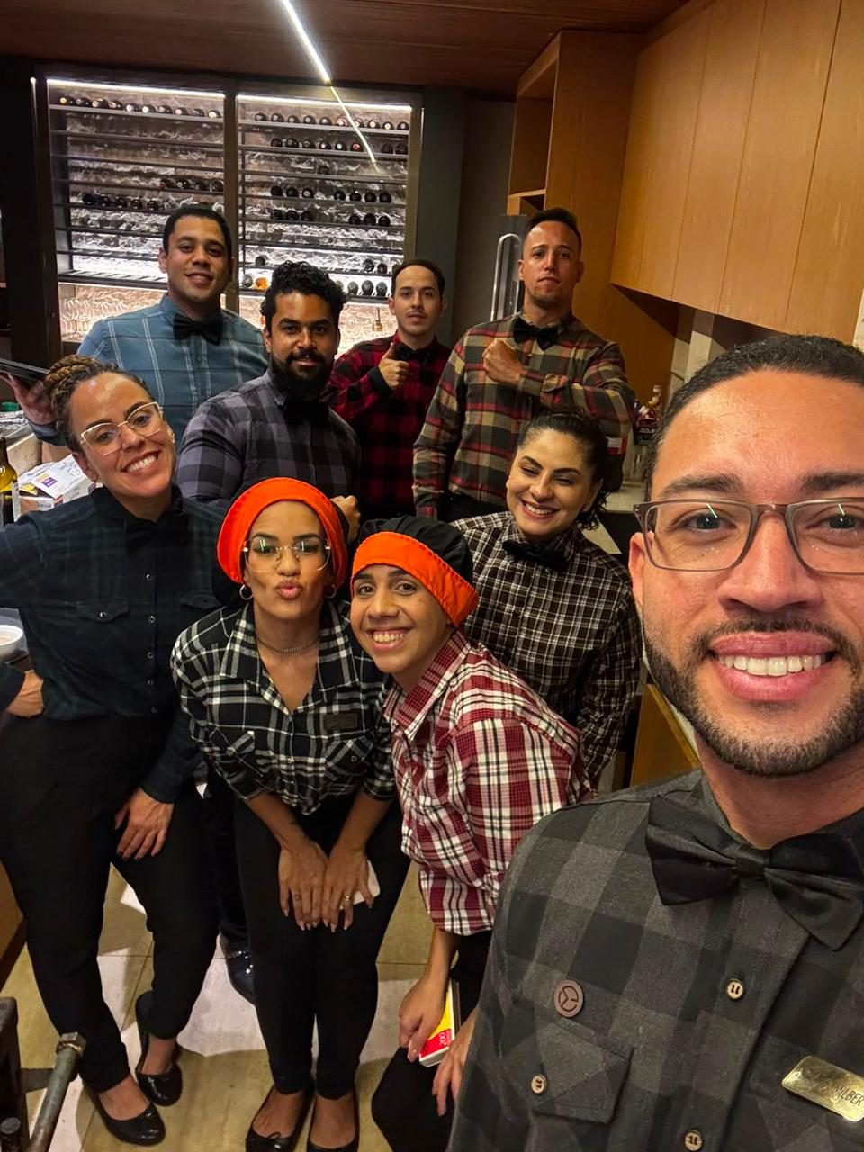 Equipe da Elementar reunida na cozinha durante um evento