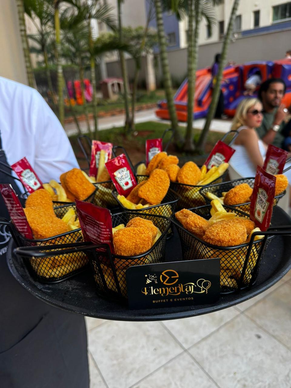 Cestinhas com filé de frango empanado e batata frita servidas em bandeja