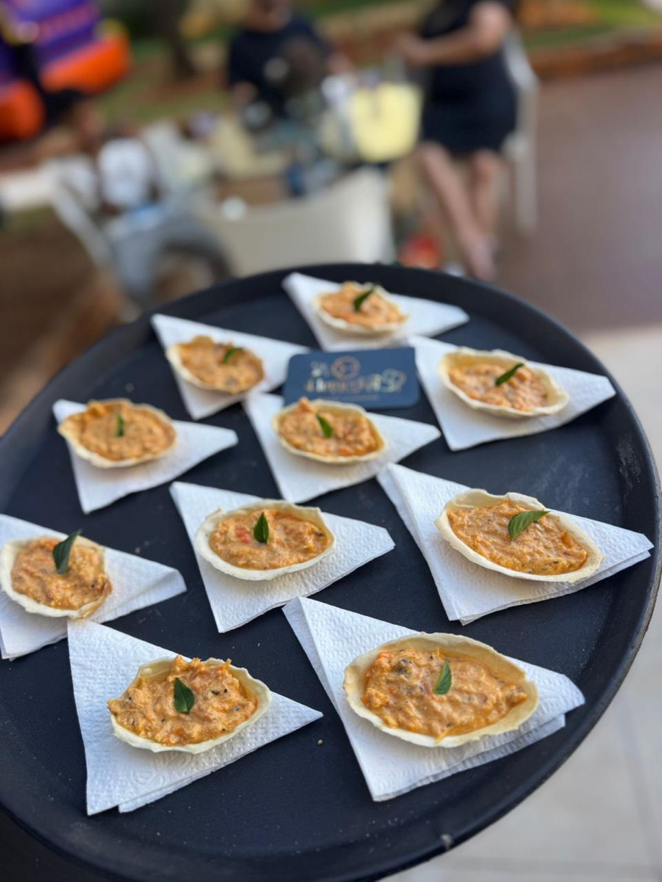 Barquinhas de massa crocante com creme de frango servidas em bandeja