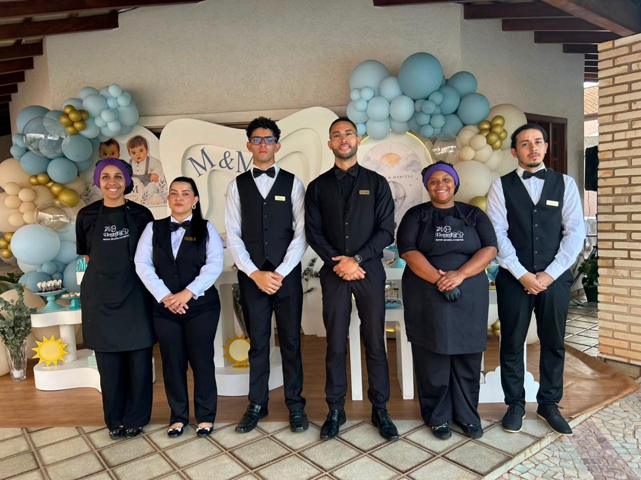 Equipe da Elementar em festa de aniversário infantil com decoração azul