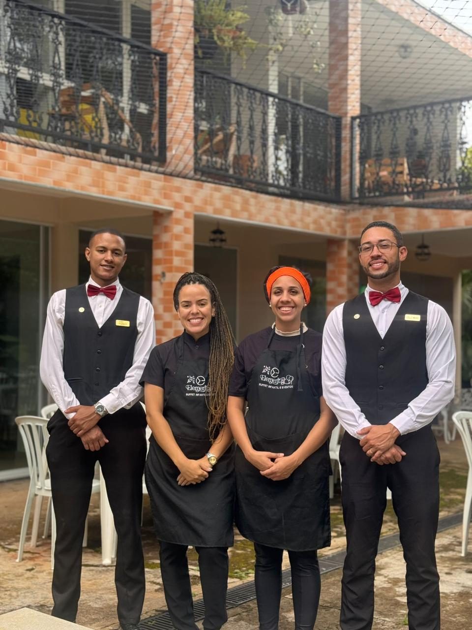 Equipe da Elementar Buffet uniformizada com avental da marca